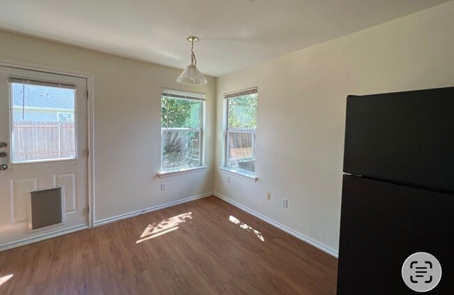 Building Photo - 940 Goldenrod St