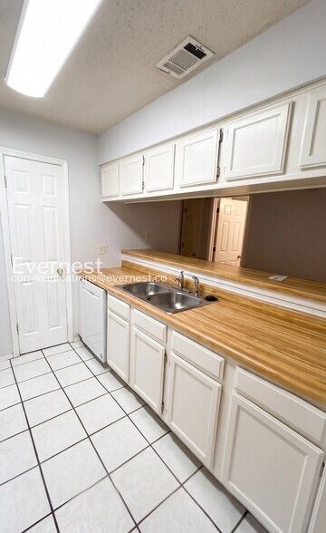 Building Photo - 24 Wagon Wheel Ct