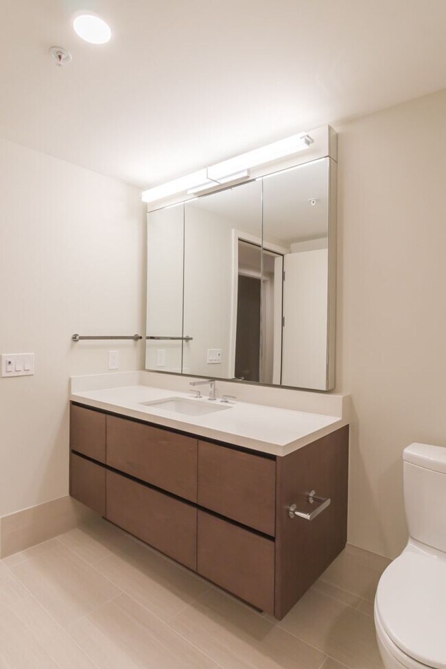 Building Photo - 2bd/1ba Seattle Condo