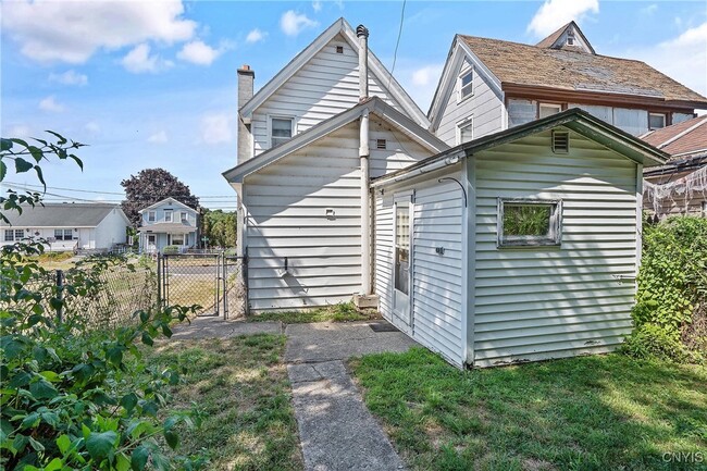 Building Photo - 229 1/2 E 2nd St
