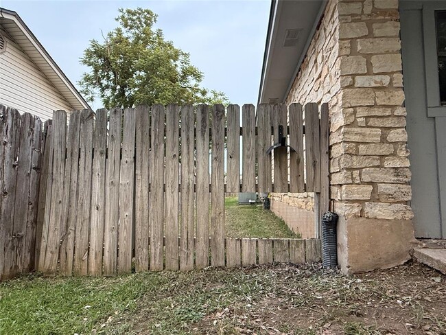 Building Photo - 3907 Rolling Hill