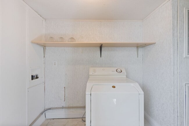 Building Photo - Large manufactured home