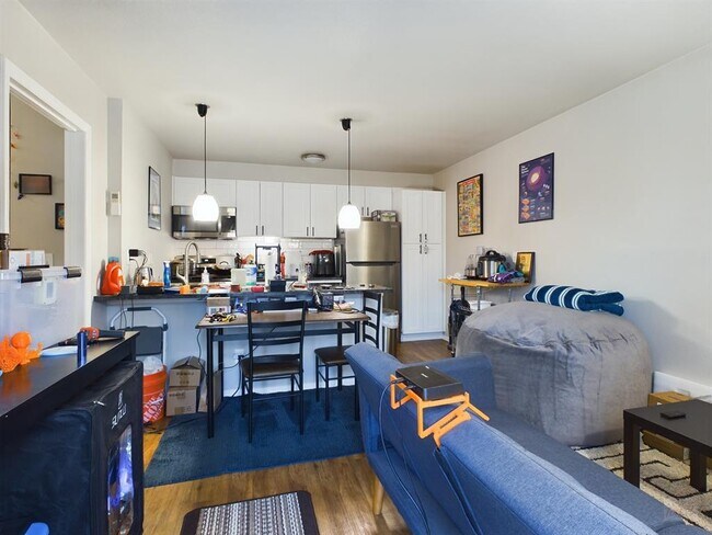 Building Photo - 304 E 33rd St