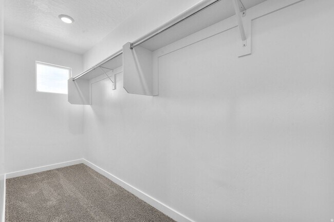 Building Photo - NEW TOWNHOME READY TO MOVE IN!