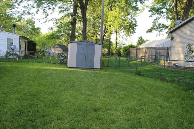 Building Photo - 655 Robinwood Dr