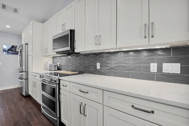 Building Photo - "Coastal Comfort Awaits: Spacious 3-Bed, 3-Bath Furnished Retreat in Moss Creek on the Marsh!"