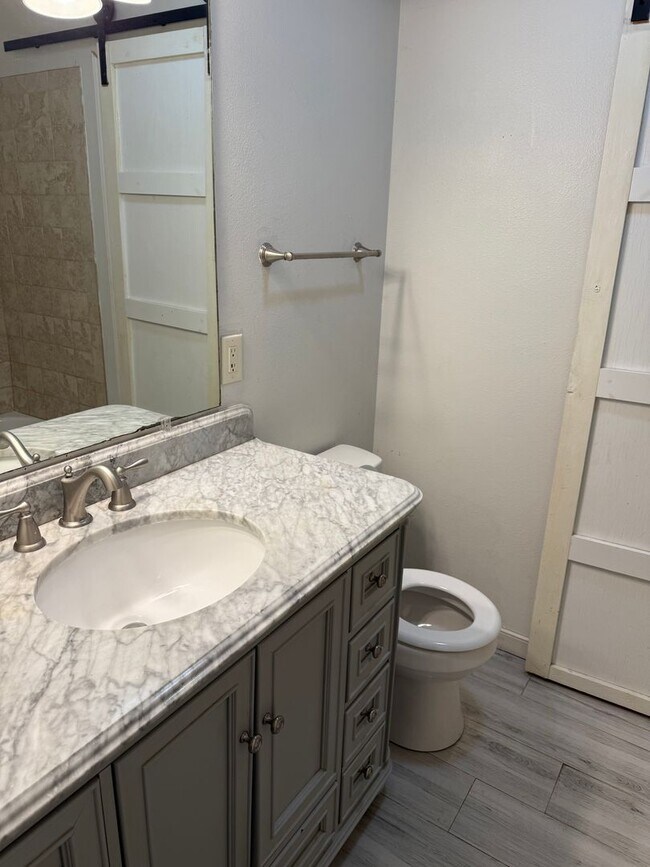 Building Photo - comfort and convenience in this 3 bedroom ...