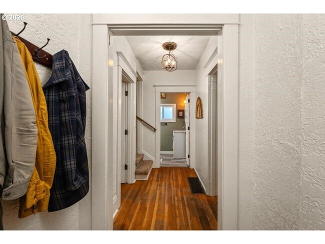 Building Photo - Classic Portland bungalow in Northeast Portland Available July 1st!