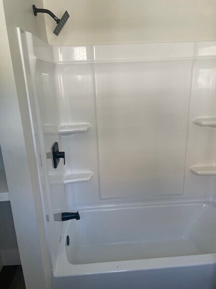 Bath shower - 32 Gage St