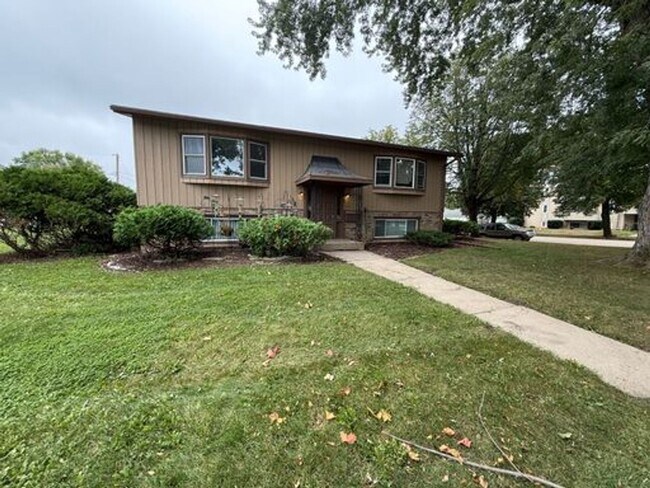 Building Photo - Renovated 2-bedroom 1-bathroom