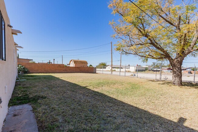 Building Photo - Conveniently located 3 Bedroom with Conver...