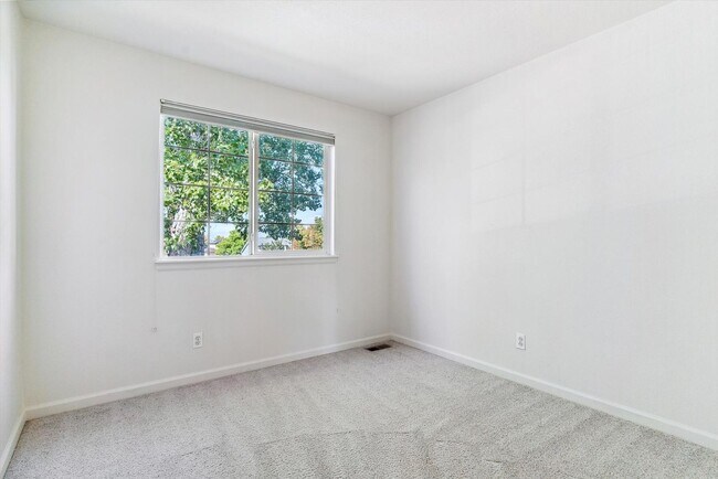 Building Photo - Spacious 3 Bed, 2.5 Bath Home In Sterling ...