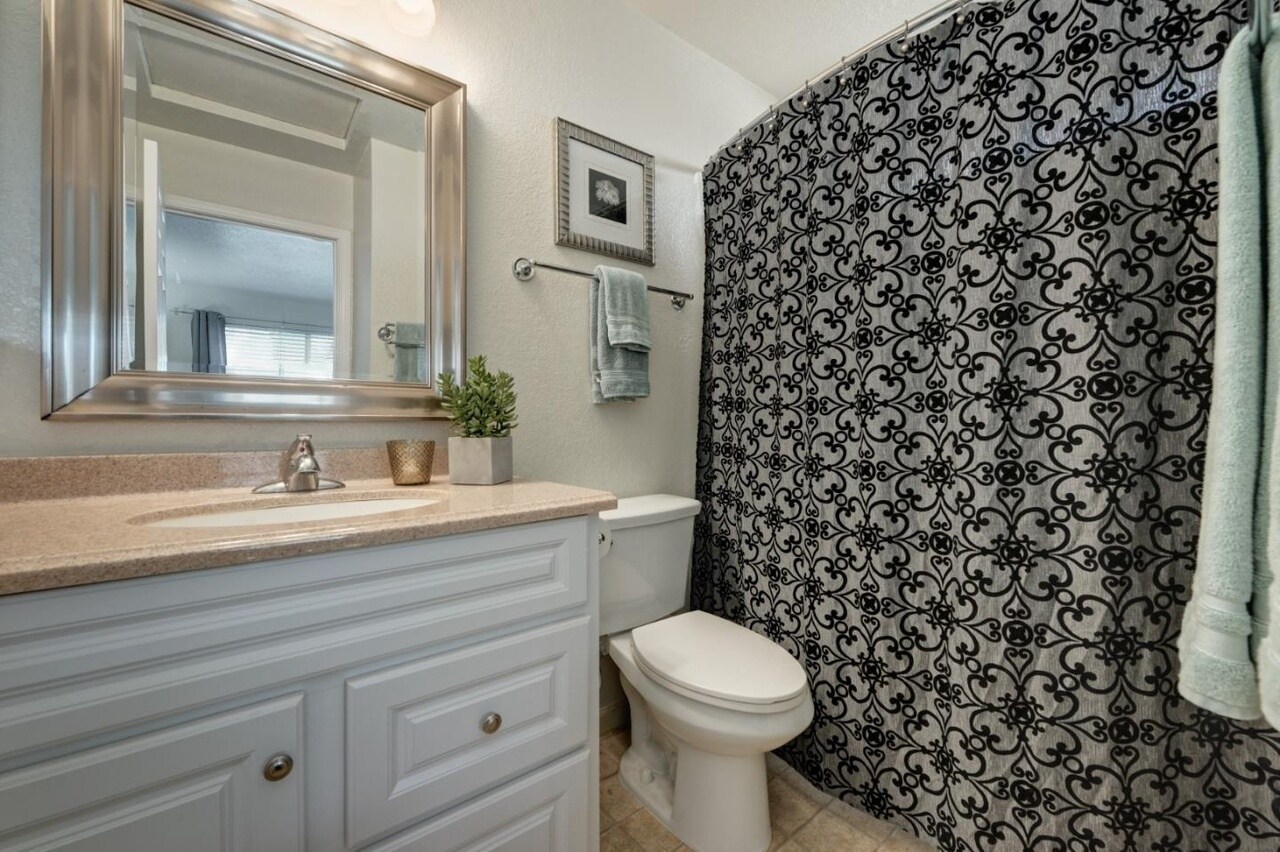 Building Photo - 1324 Chateau Cmn