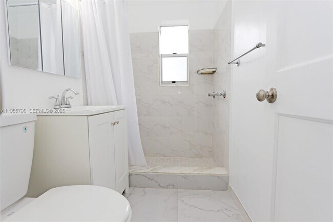 Building Photo - 2746 SW 32nd Ct