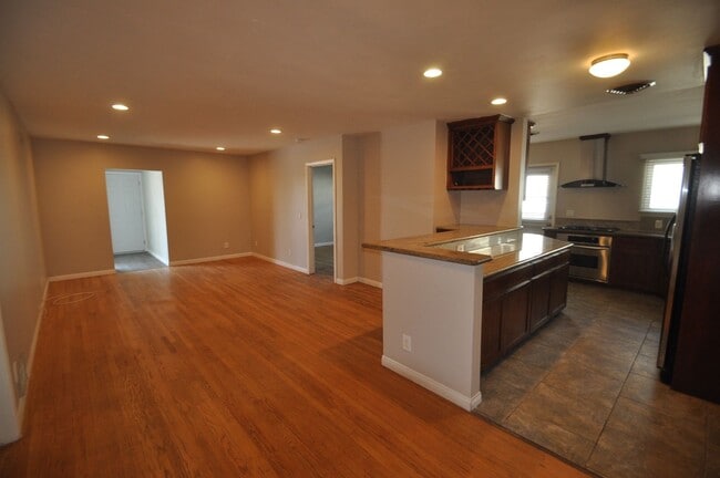 Building Photo - 7BD on Mary Lane! Huge Front Patio, Back Y...