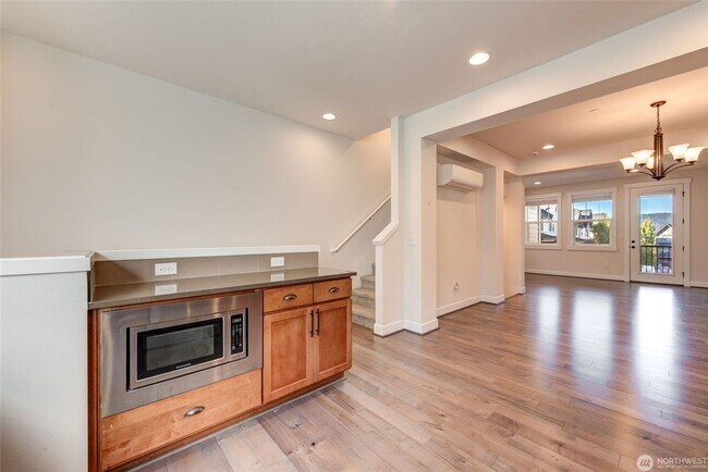 Building Photo - 1313 Brooklyn Walk NE