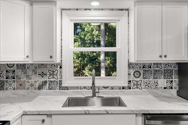Building Photo - Lovely 3 Bedroom / 2 Bathroom Renovated Ranch Home for Rent