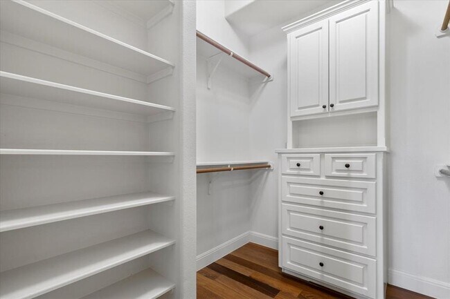 Building Photo - 8600 Bluegrass Dr