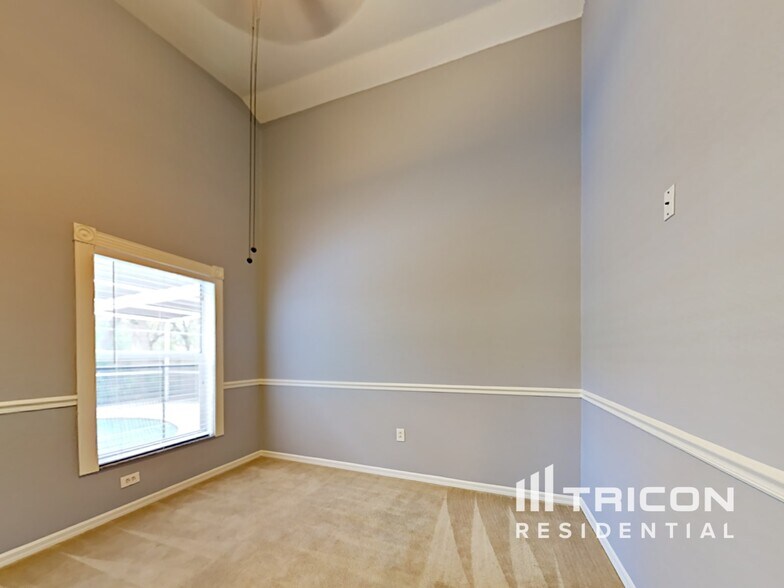 Building Photo - 900 Hunter Ln