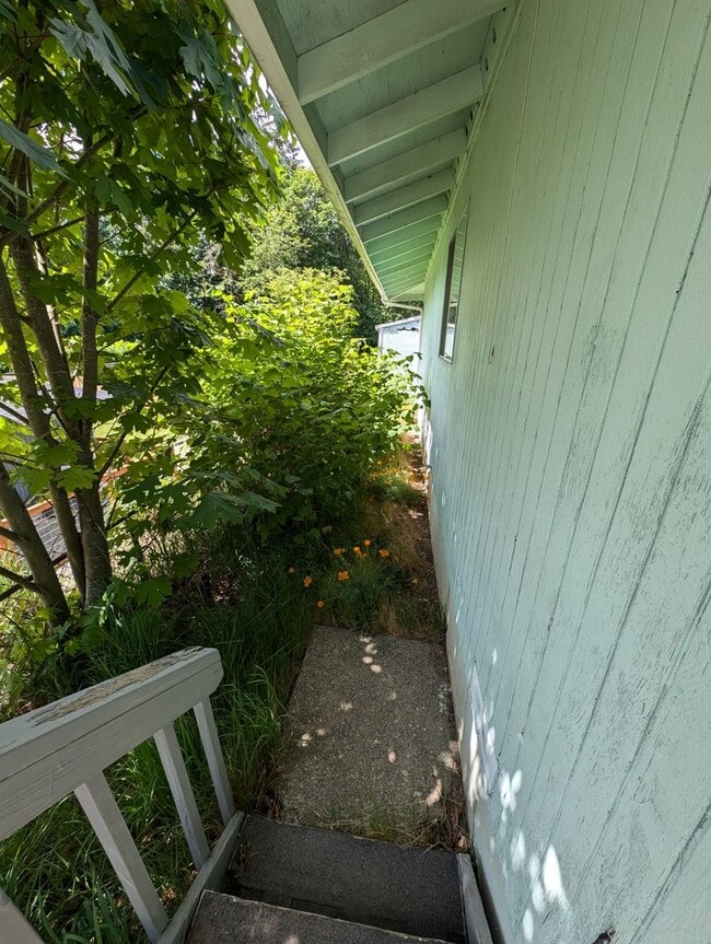 Building Photo - Two Bedroom Duplex in the Heart of Bremert...