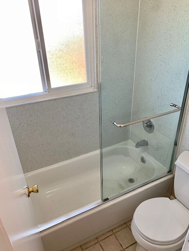 Building Photo - 4 bed 1.5 bath House in Richmond -- AVAILABLE NOW !!