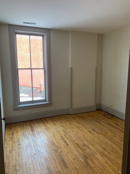 Building Photo - 10 1/2 N Sandusky St