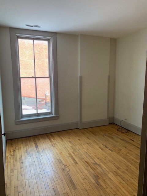 Building Photo - 10 1/2 N Sandusky St