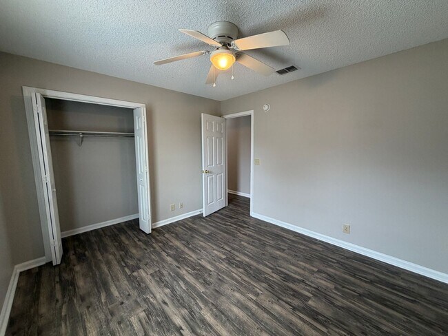 Building Photo - 401 Wild Grape Dr