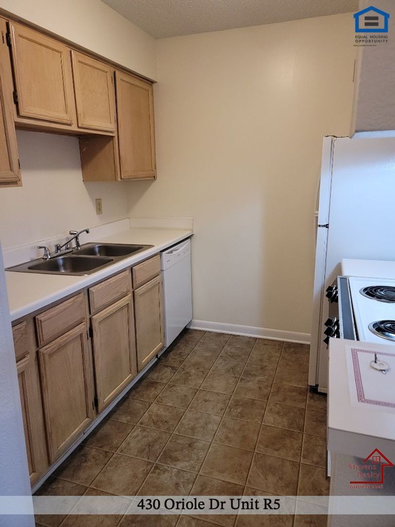 Building Photo - 430 Oriole Dr