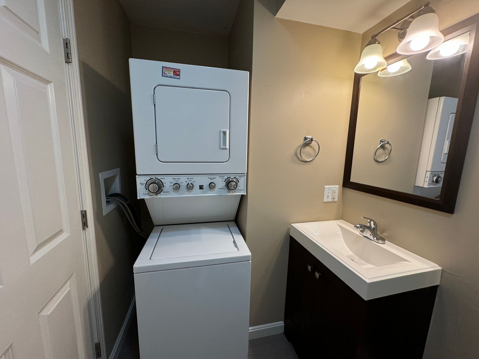 Building Photo - 53 Chelsea St