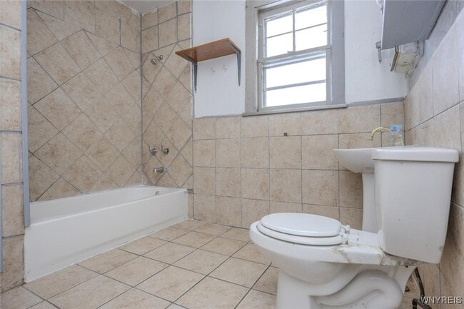 Building Photo - 68 Sirret St