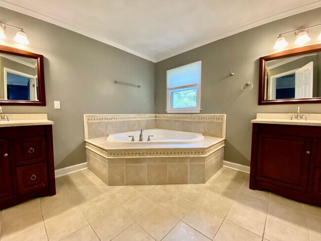 Building Photo - AVAILABLE EARLY MAY, Charming ranch home with front porch in Castle Heights!