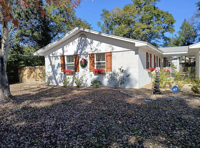 Building Photo - Charming Upgraded Cottage Near Pensacola’s...