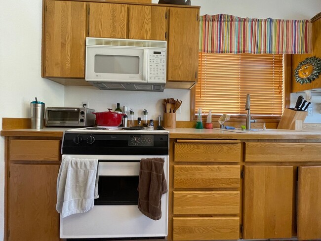 Building Photo - 3-Bedroom Home in Beaverton!