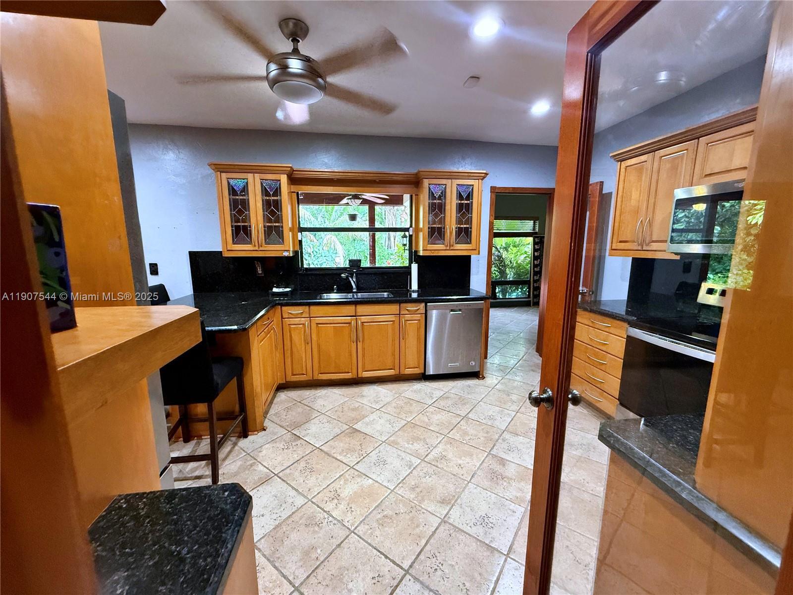 Building Photo - 1915 Country Club Prado