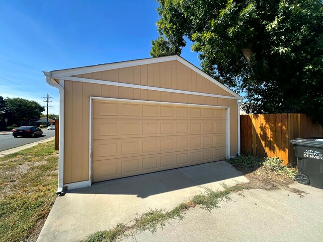 Building Photo - Fully Updated 4 Bedroom Home With Finished...