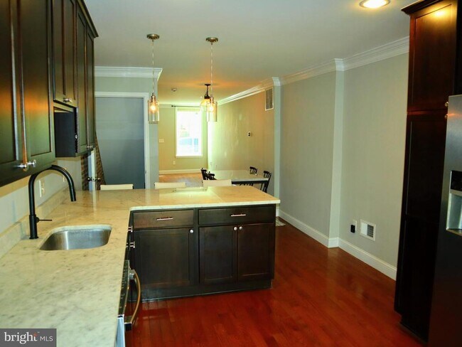 Building Photo - 926 S Curley St