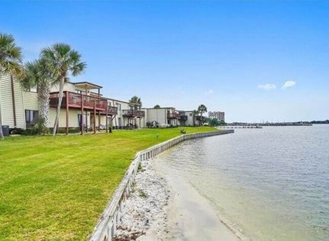 Building Photo - Expansive waterfront covered patio off this fully renovated Fort Walton Condo!