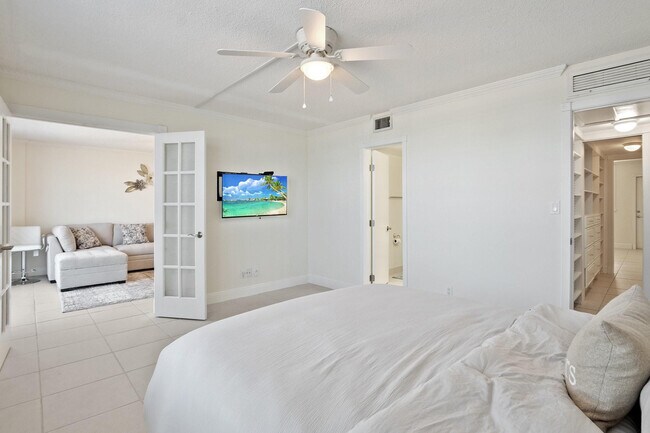 Building Photo - 1051 Hillsboro Mile