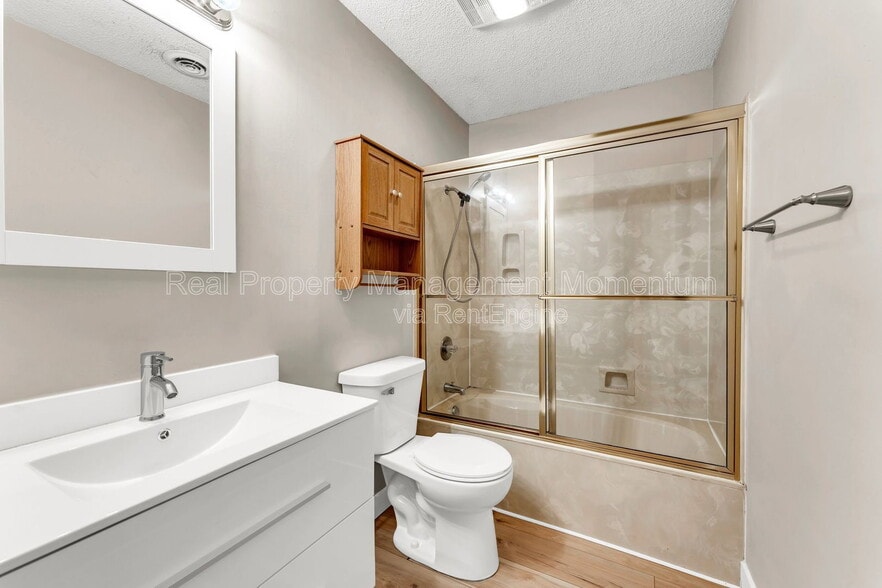 Building Photo - 930 E Primrose St