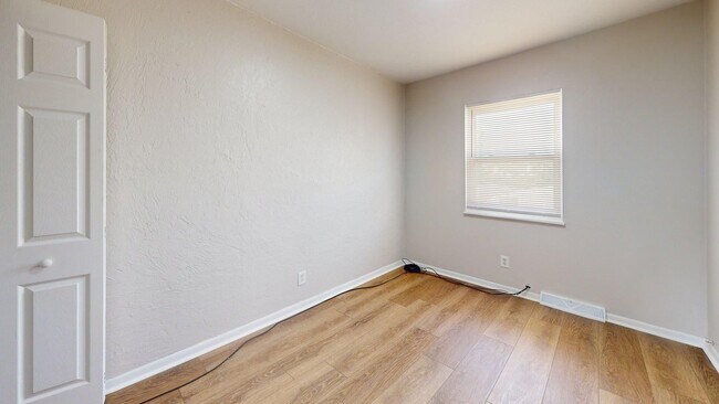 Building Photo - Elyria - updated 3 bed/1 bath townhouse fo...