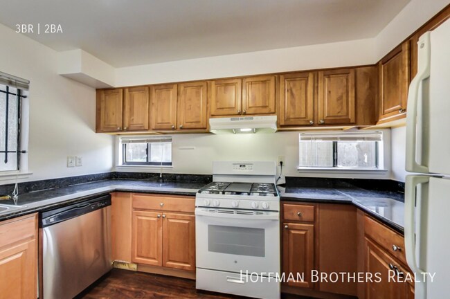 Building Photo - 1425 38th Ave
