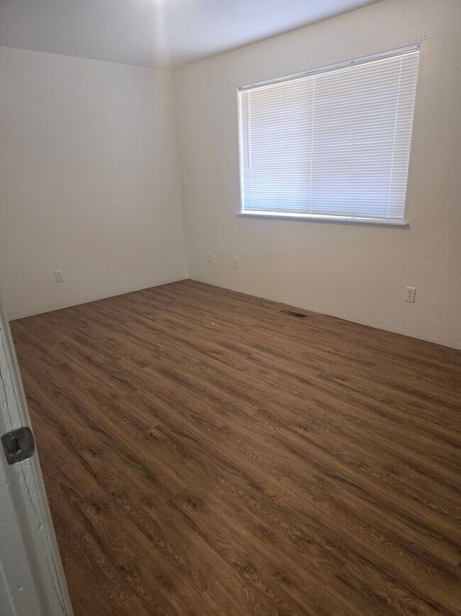 Building Photo - 2 bedroom 1 bath for Rent in Grants Pass