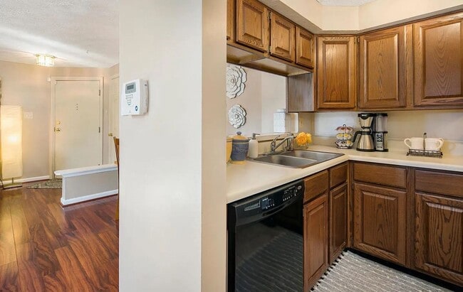 Building Photo - Well maintained condo in established Frederick neighborhood available mid April!