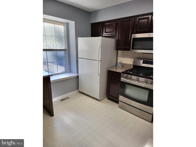 Building Photo - 6 Halstead Pl