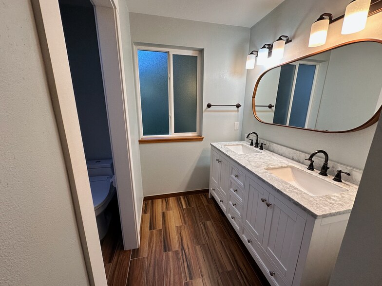 upstairs master bathroom - 1647 Jeannette Plz NW