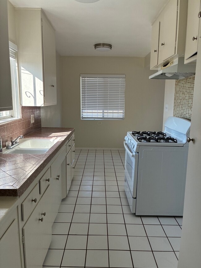 Building Photo - 9412 1/2 Flower St