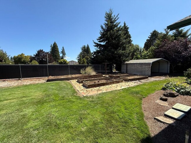 Building Photo - 460 SE Conifer Pl