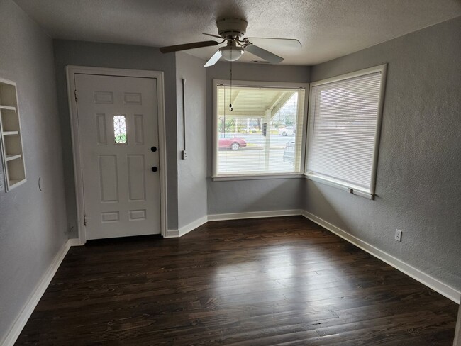 Building Photo - 1 Bedroom 1 Bath + Office/Bonus Room!