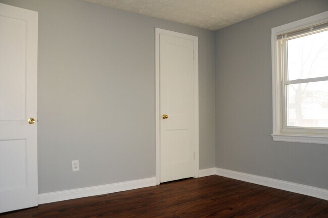 Building Photo - 924 S Harris Ave